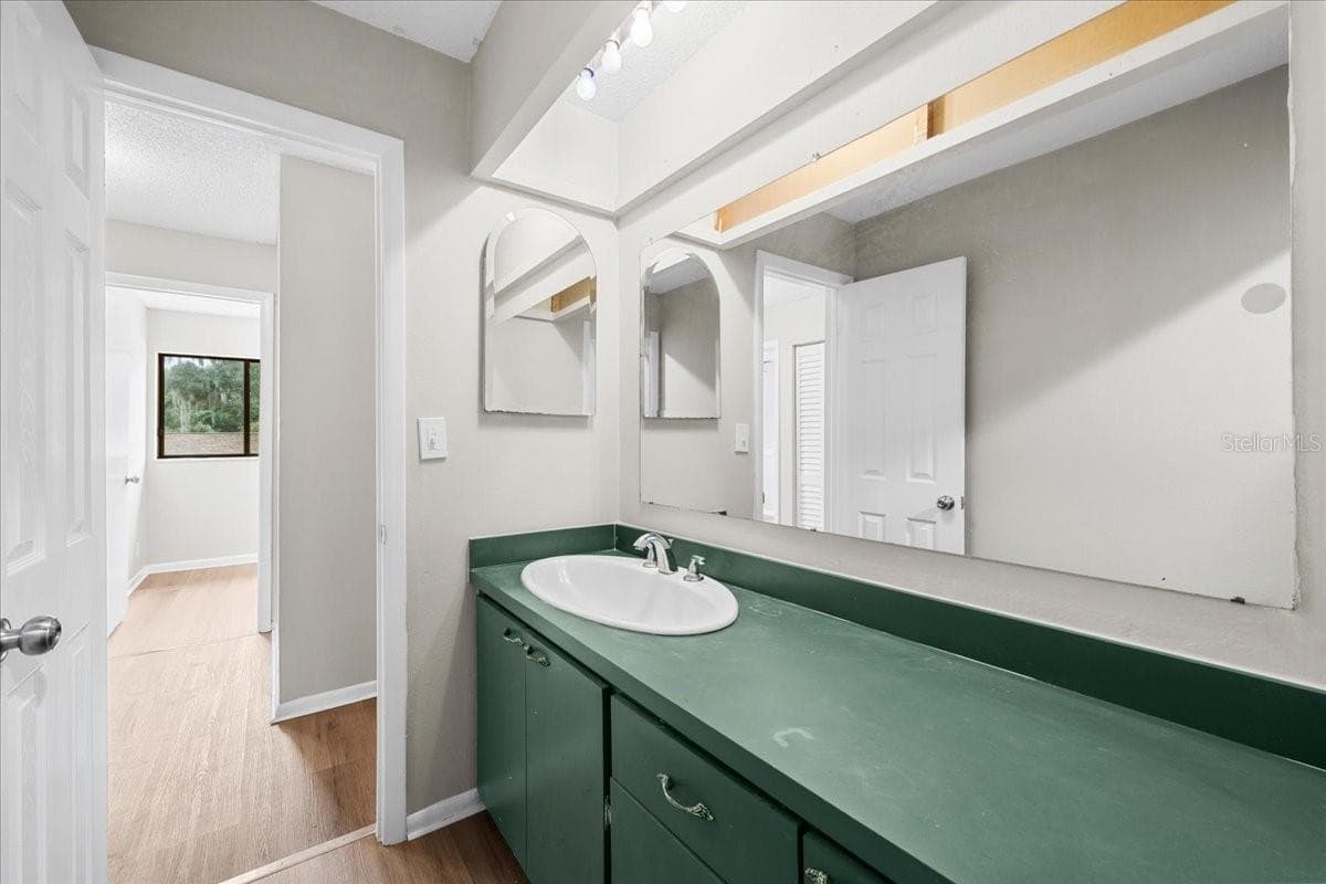 Townhouse at 7903 CEDAR DR, TEMPLE TERRACE, photo 19 of 33