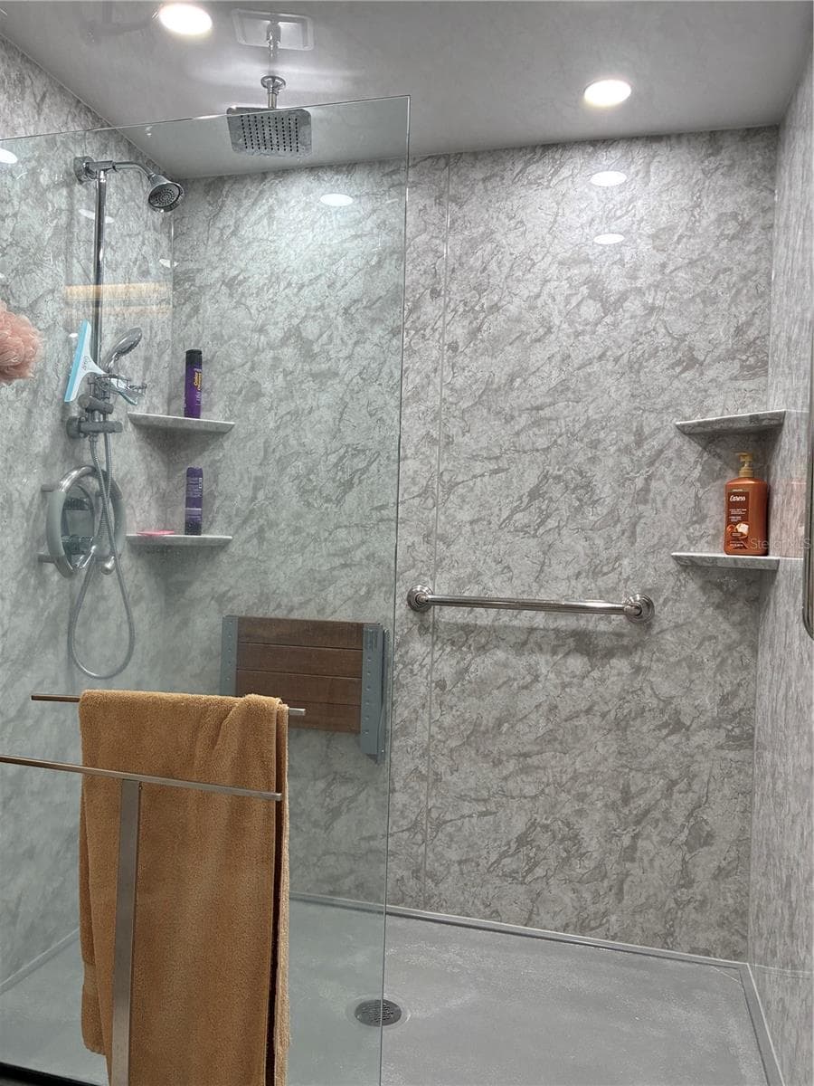 MASTER SHOWER COED - 14 CRYSTAL WATERS DR, WINTER HAVEN