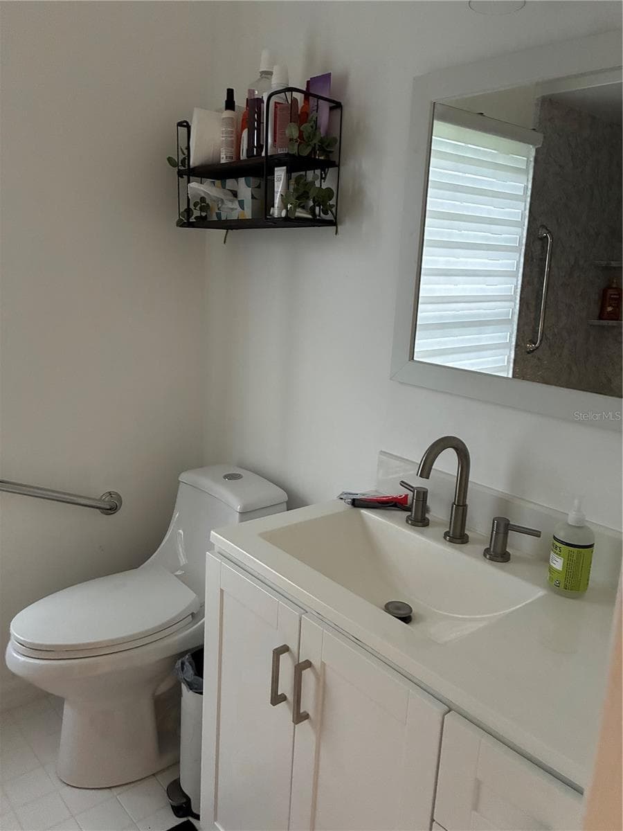 MENS SINK - 14 CRYSTAL WATERS DR, WINTER HAVEN