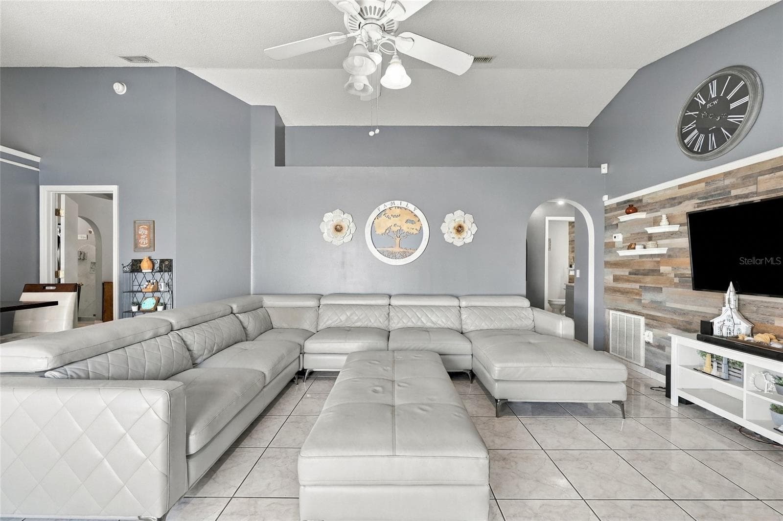 Single Family Residence at 10521 ROCKING A RUN, ORLANDO, photo 5 of 42