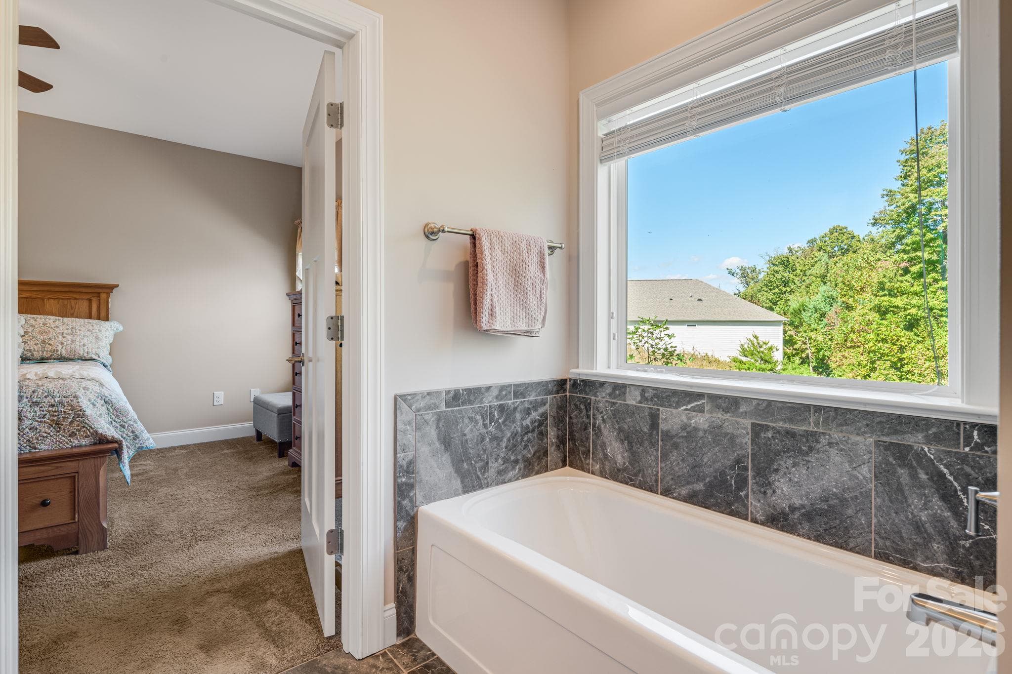 Primary en-Suite - 76 Rose Creek Road, Leicester