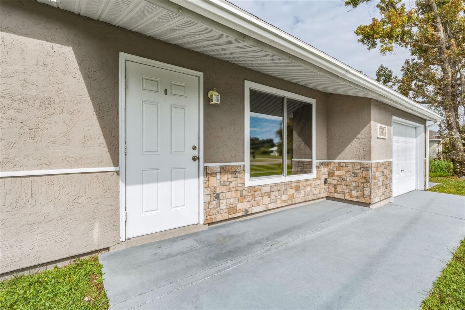 Entrance/Garage - 2555 PAN AMERICAN BLVD, NORTH PORT