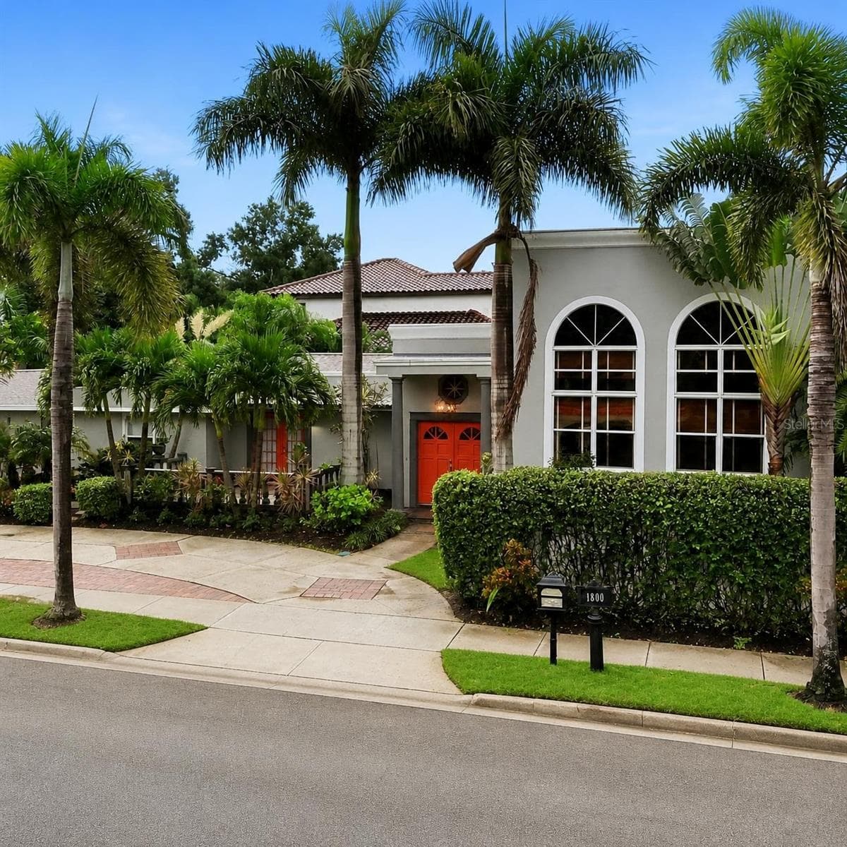 Circular Driveway - 1800 ALTA VISTA ST, SARASOTA