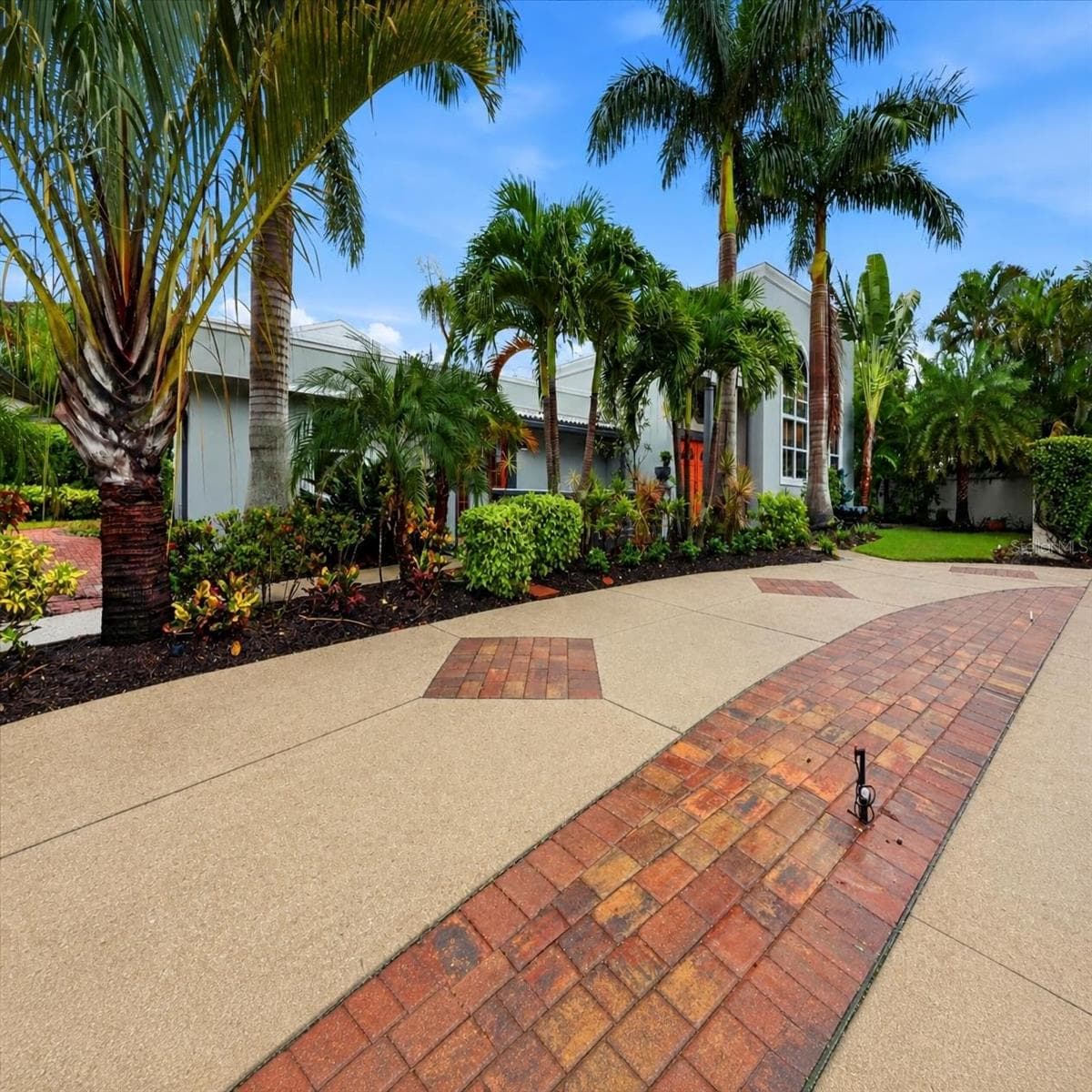 Circular driveway - 1800 ALTA VISTA ST, SARASOTA