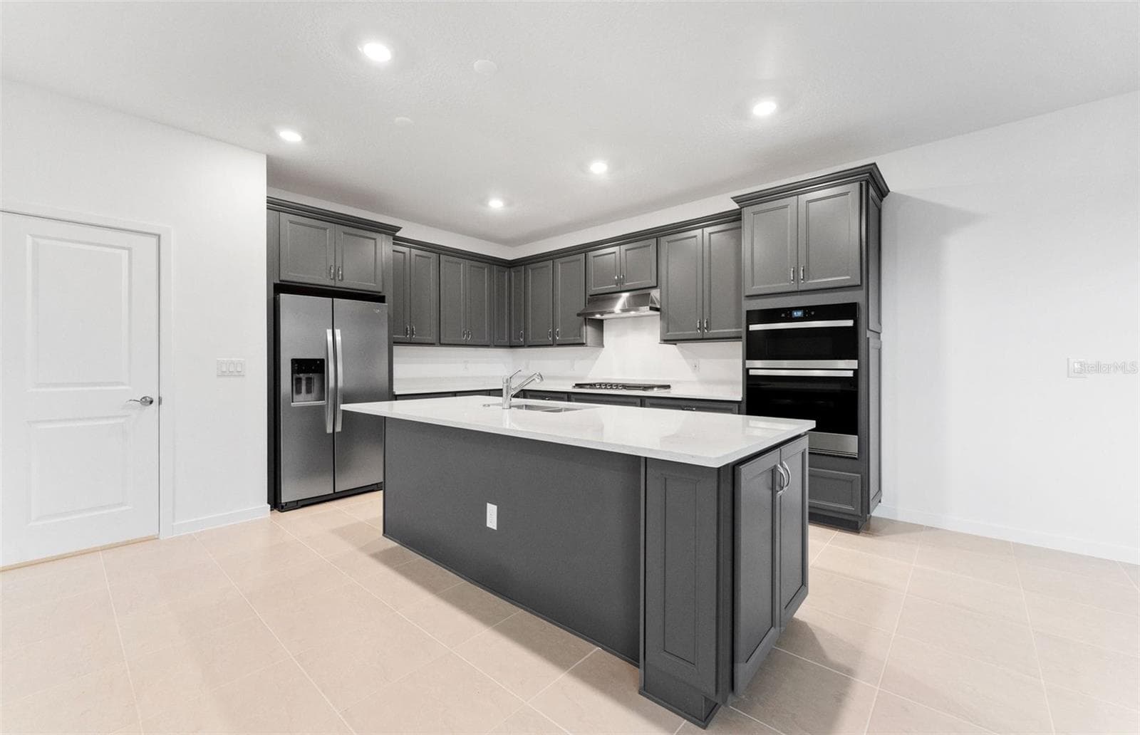 Stylish Built-in Kitchen - 37385 CLINCH CIR, ZEPHYRHILLS