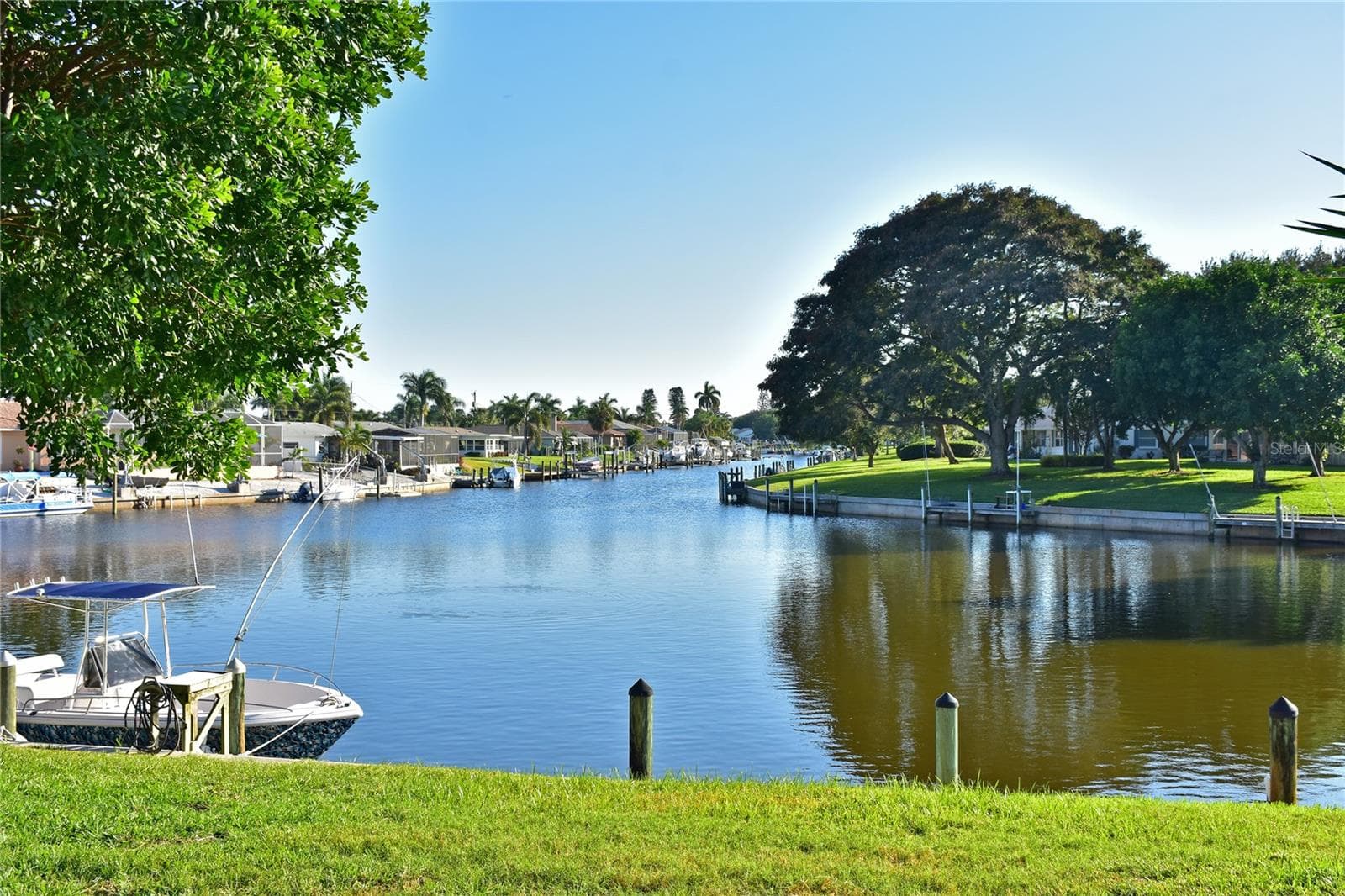 Mt Vernon canal front and boat docks - 4605 LEXINGTON CIR, BRADENTON