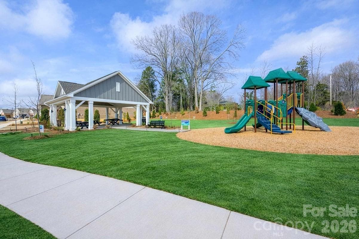 Single Family Residence at 14054 Marlin Lane, Mint Hill, photo 2 of 6