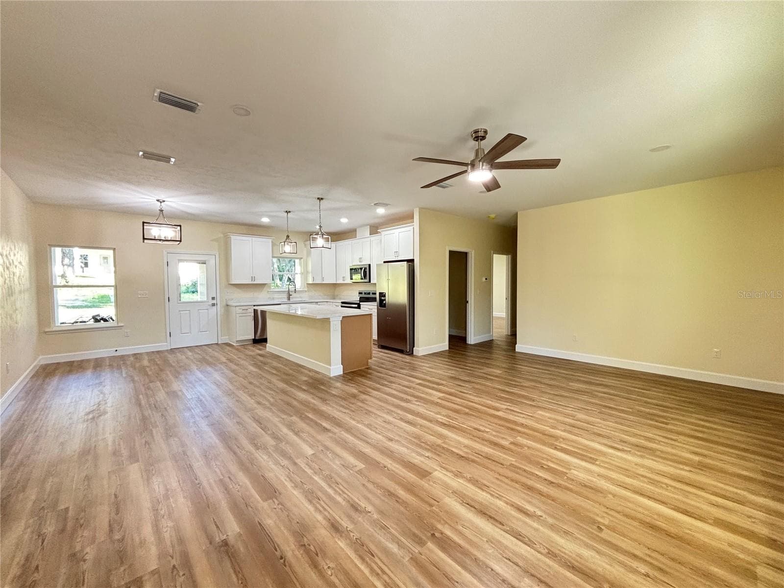 HUGE living area. - 377 SE 4TH AVE, MELROSE