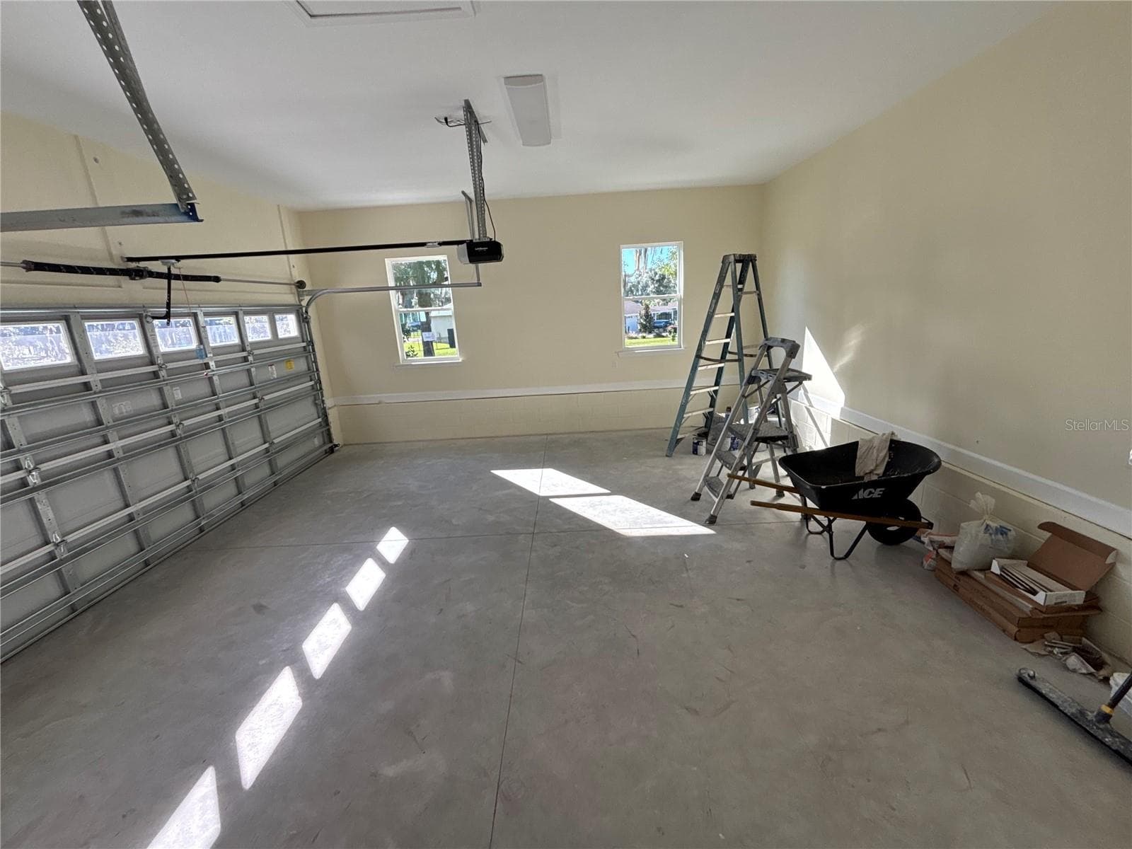 Huge garage - 377 SE 4TH AVE, MELROSE
