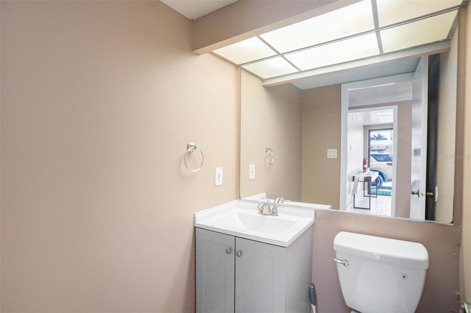 1st Floor guest half bath - 8719 COVE CT #10, TAMPA