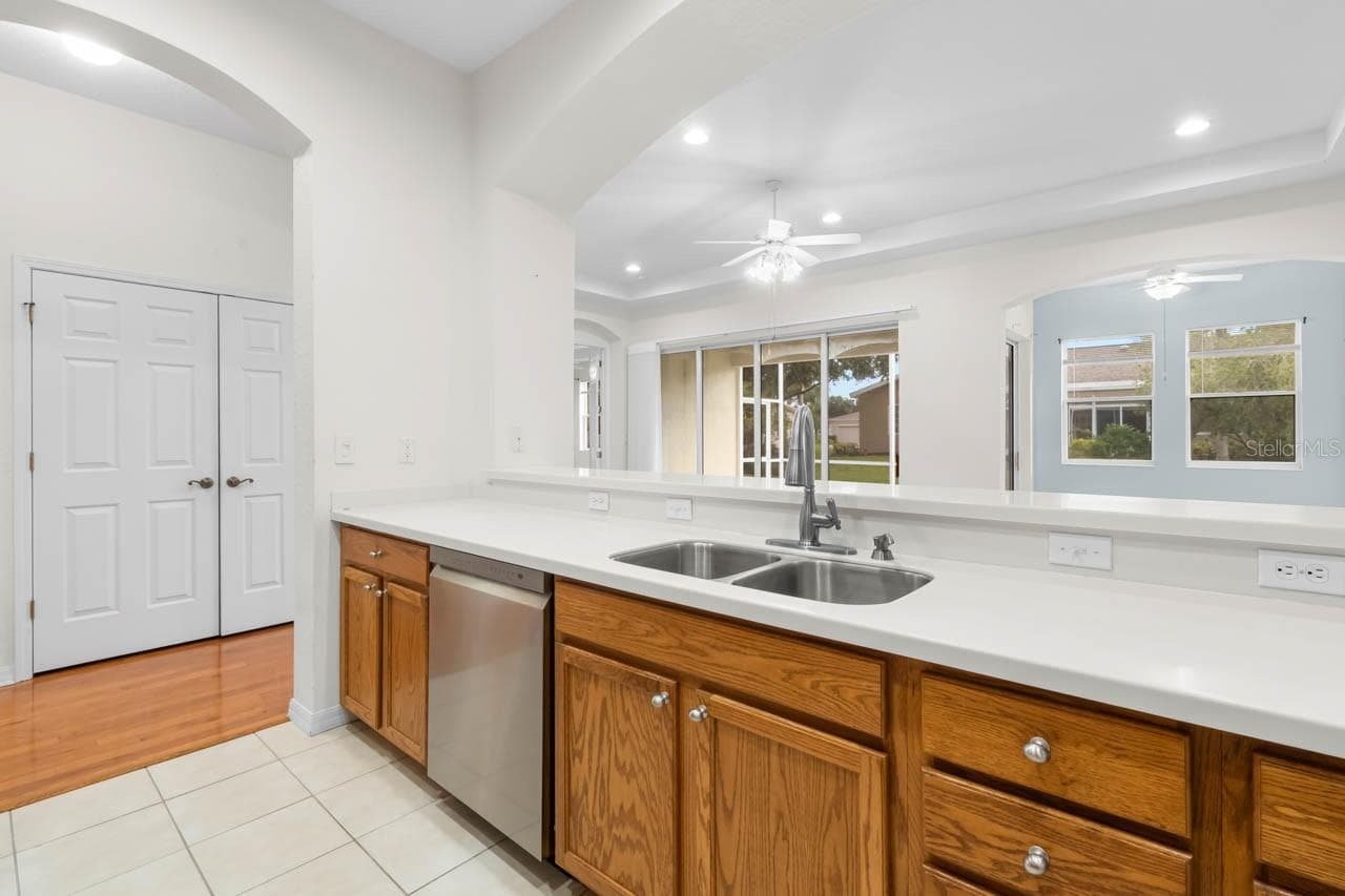 Kitchen perfect for entertaining guests - 1009 CHELSEA GREENS CT #37, SUN CITY CENTER