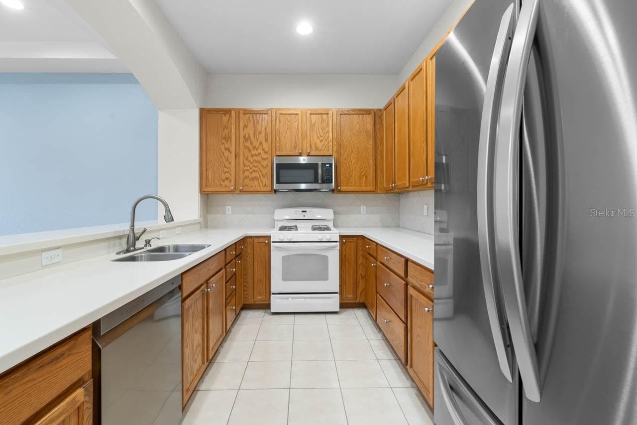 Updated kitchen - 1009 CHELSEA GREENS CT #37, SUN CITY CENTER