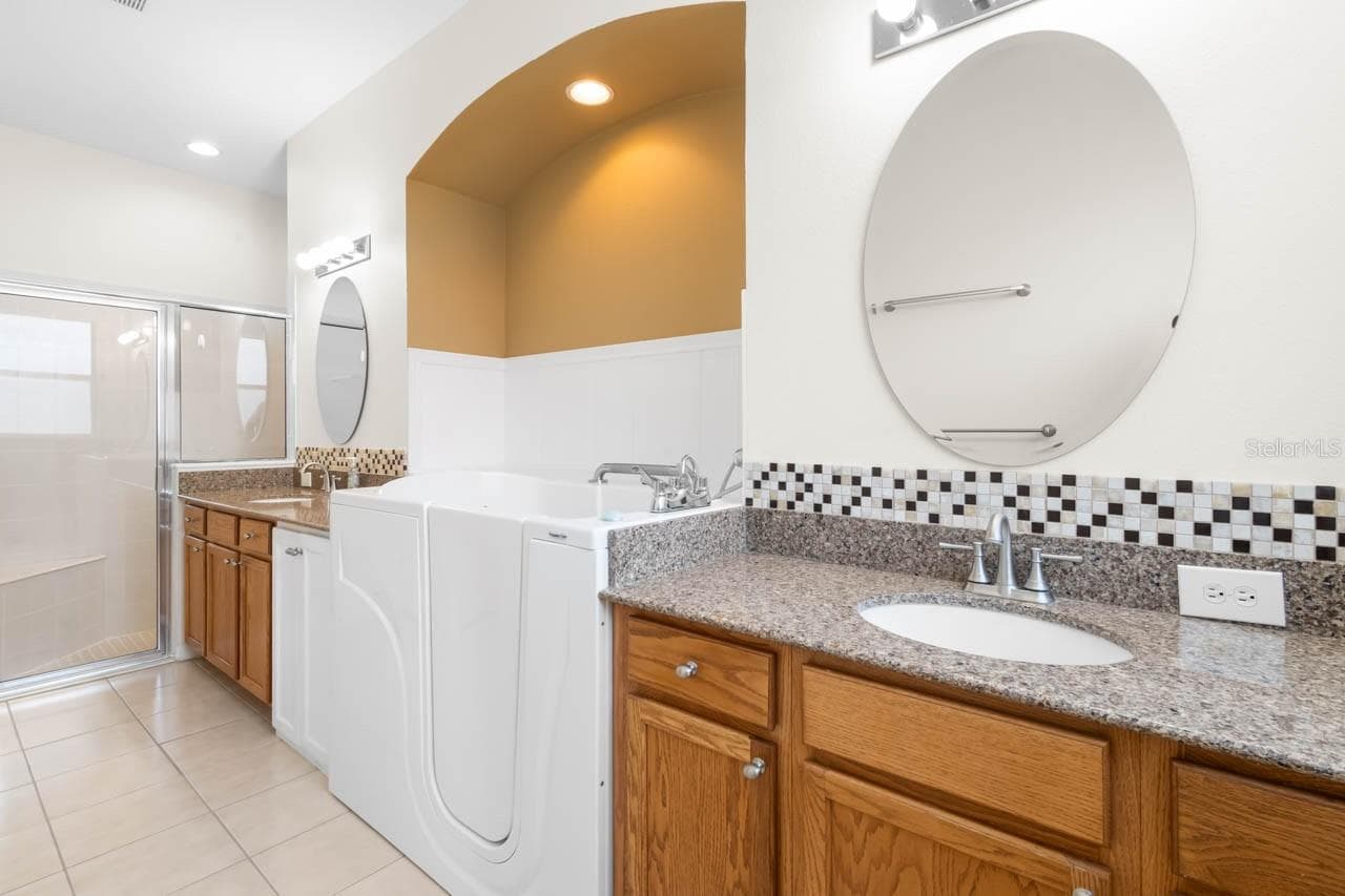 Dual sinks, shower and tub in the Master bath - 1009 CHELSEA GREENS CT #37, SUN CITY CENTER
