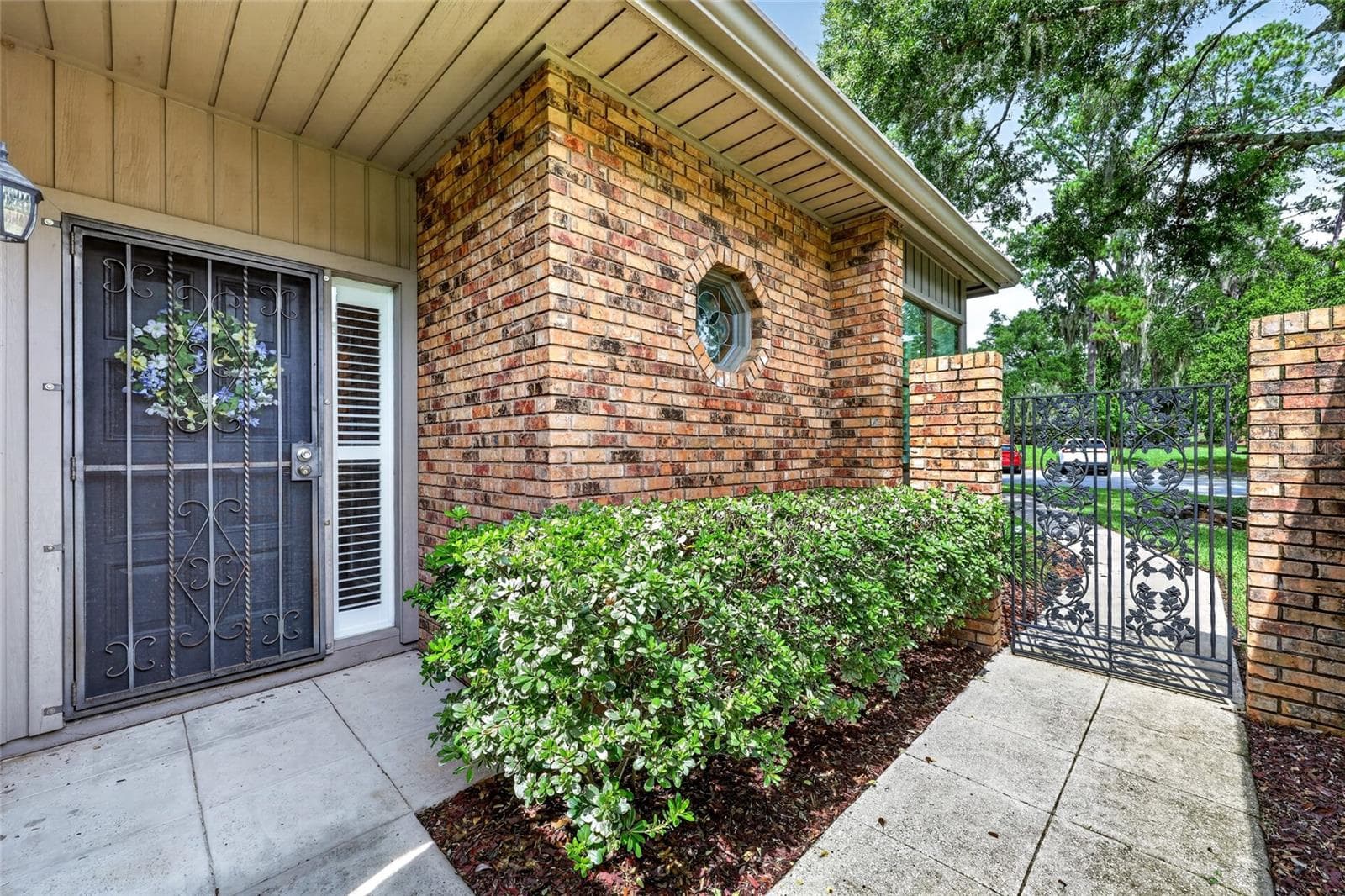 Courtyard into the front door - 1731 SE CLATTER BRIDGE RD, OCALA