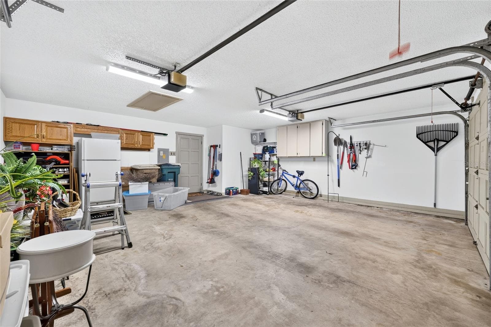 Two Car Garage - 1731 SE CLATTER BRIDGE RD, OCALA