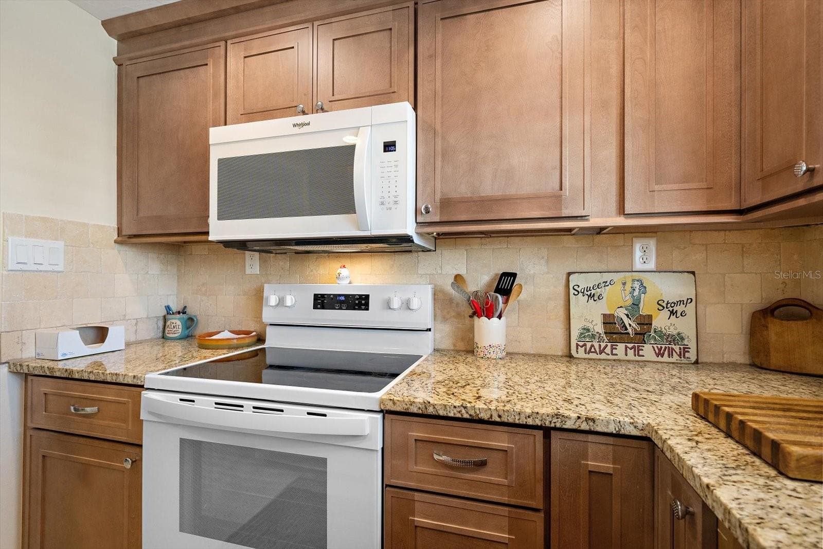 Kitchen with range and microwave - 738 SPANISH DR S #98, LONGBOAT KEY