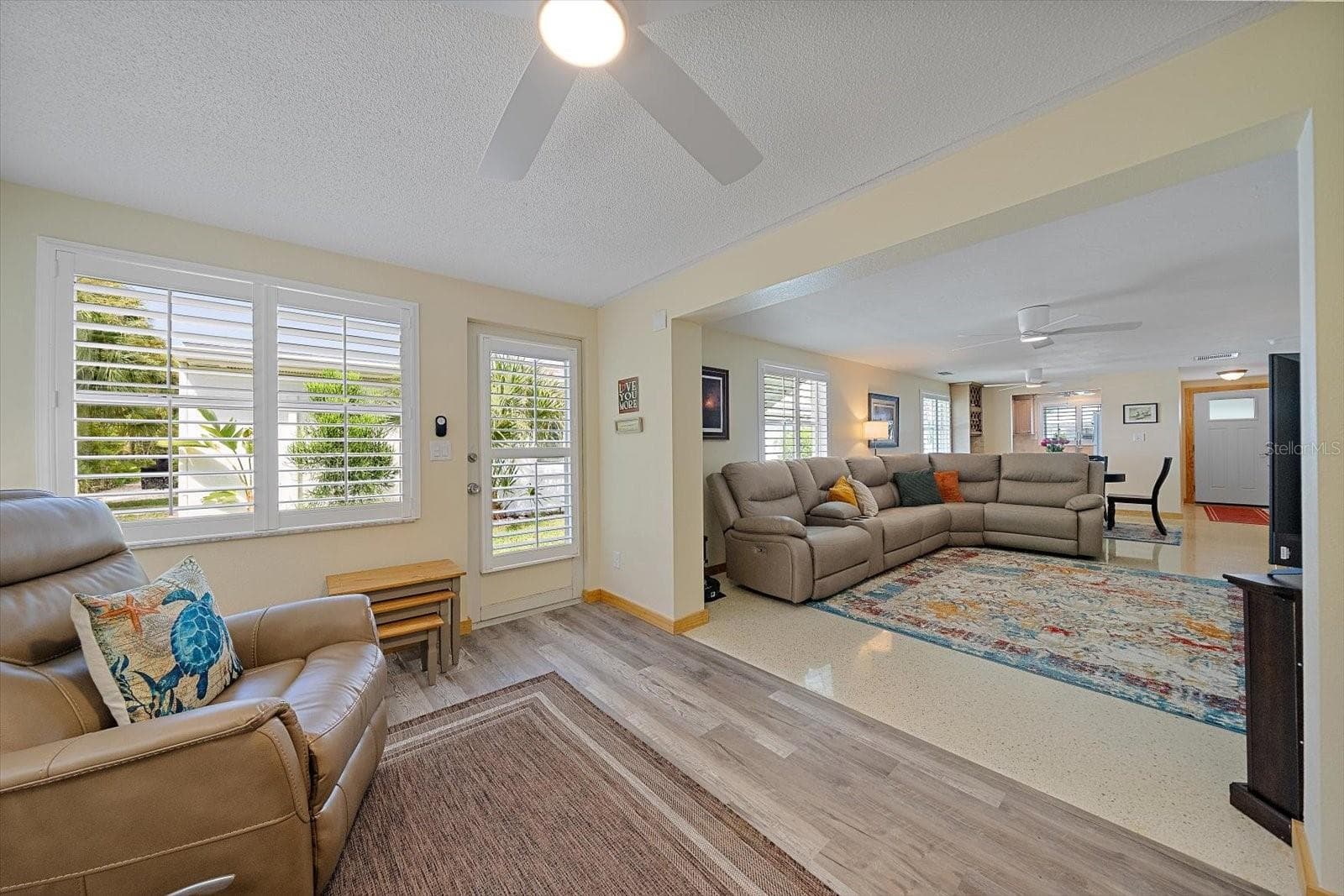 Living room with area rug - 738 SPANISH DR S #98, LONGBOAT KEY
