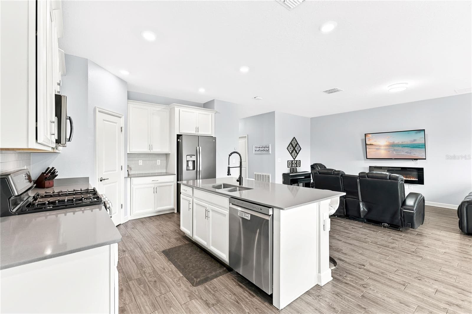Single Family Residence at 1047 OAK BLUFF DR, DAVENPORT, photo 13 of 37