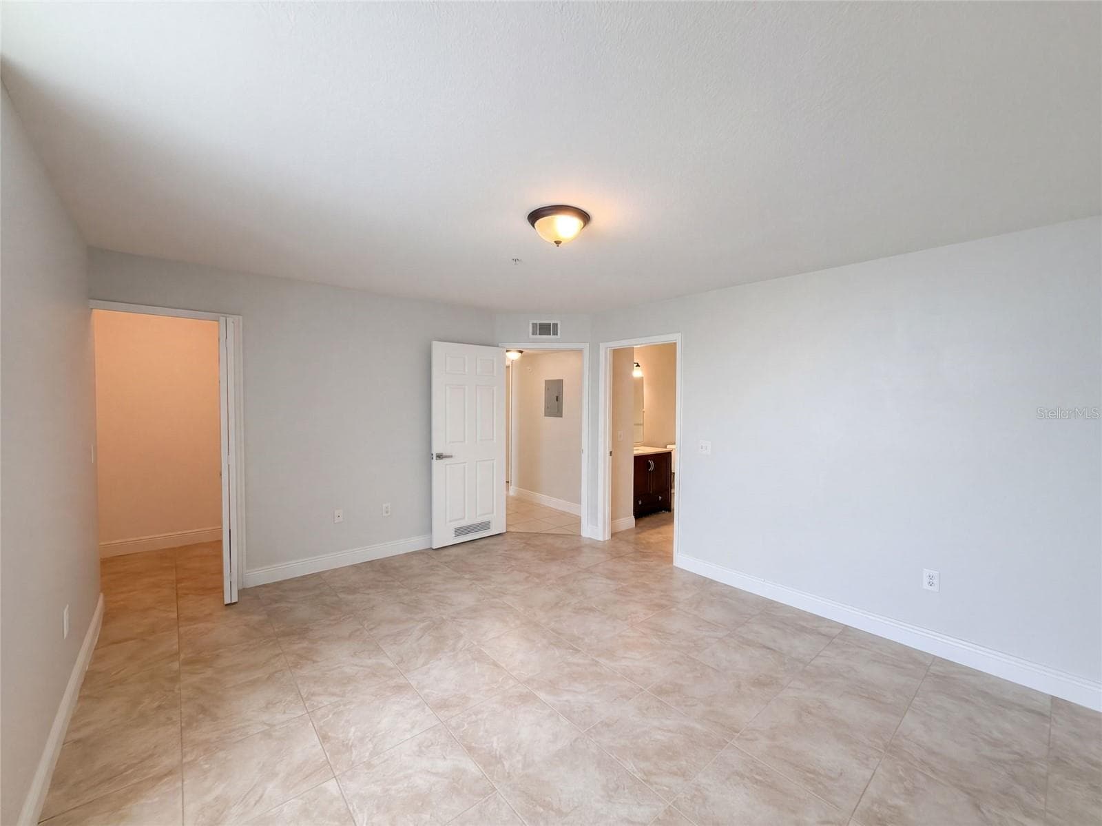 Condominium at 13838 FAIRWAY ISLAND DR #1411, ORLANDO, photo 4 of 33