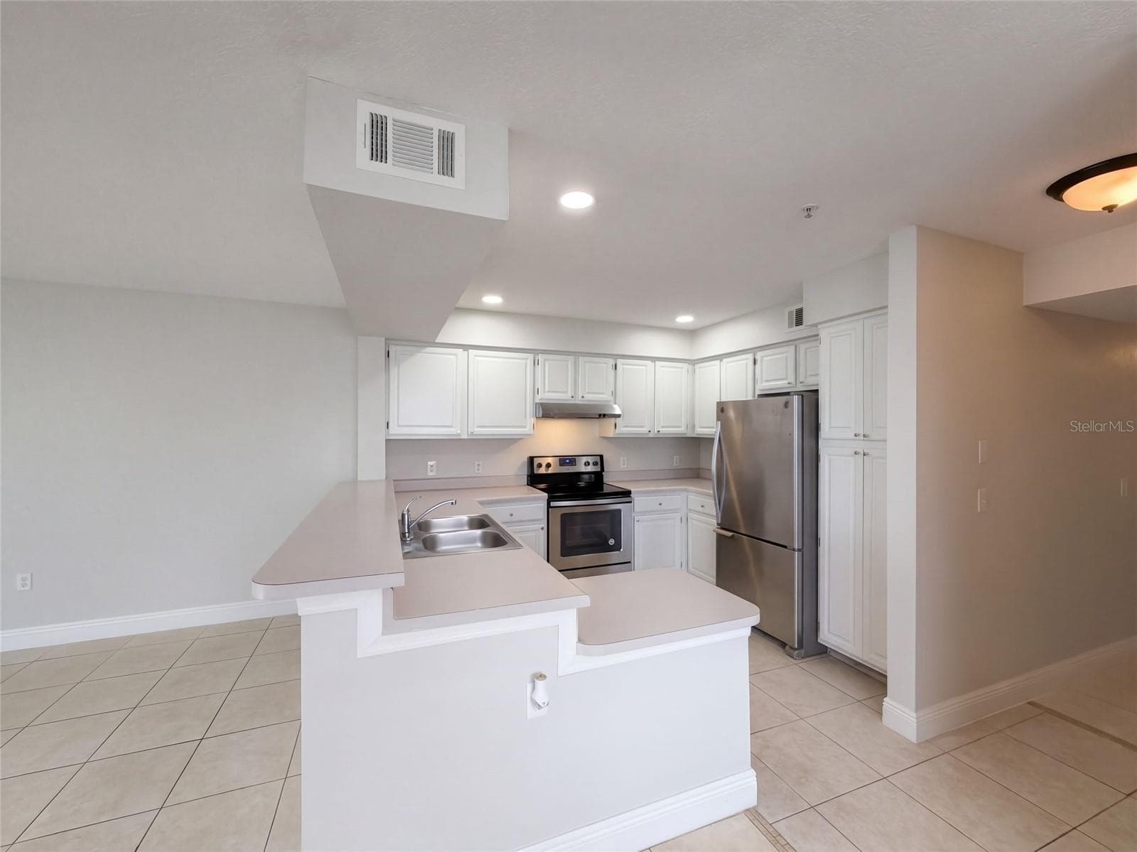 Condominium at 13838 FAIRWAY ISLAND DR #1411, ORLANDO, photo 11 of 33