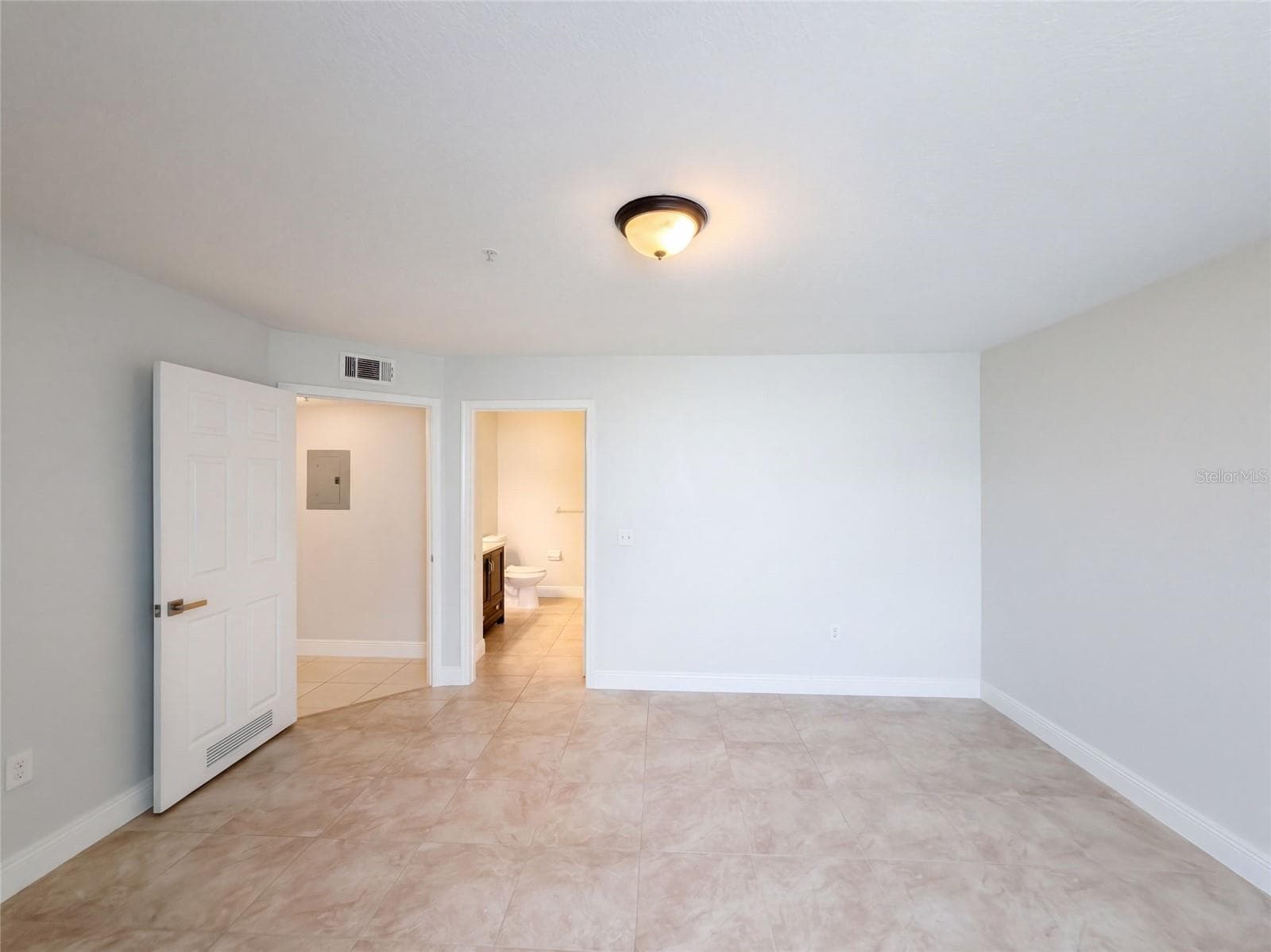 Condominium at 13838 FAIRWAY ISLAND DR #1411, ORLANDO, photo 17 of 33