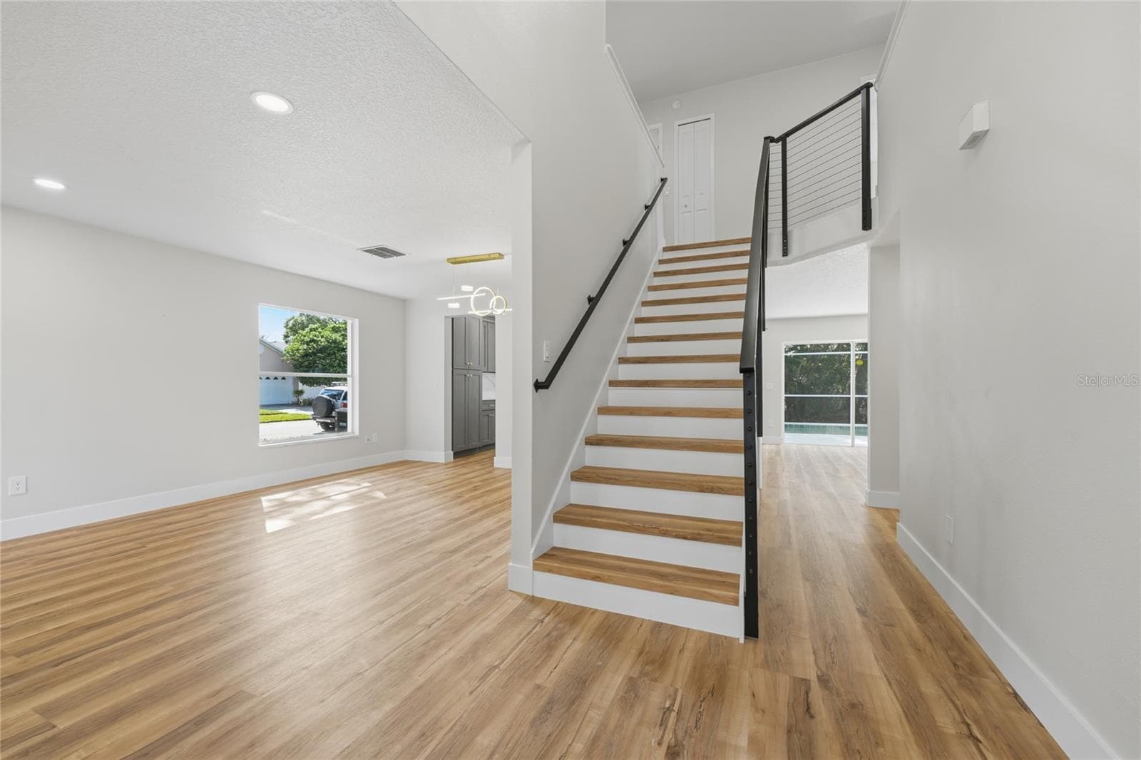 Entry way showcasing modern cable stair railing - 13044 BELLERIVE LN, ORLANDO