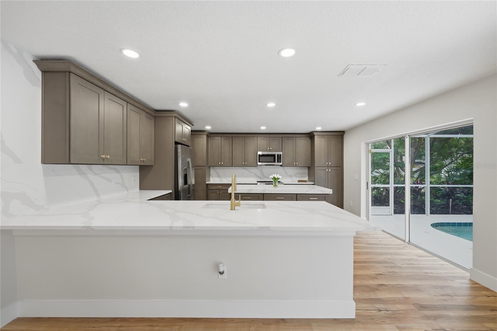 Seamlessly opening into the living area for an ideal layout for entertaining and daily living - 13044 BELLERIVE LN, ORLANDO