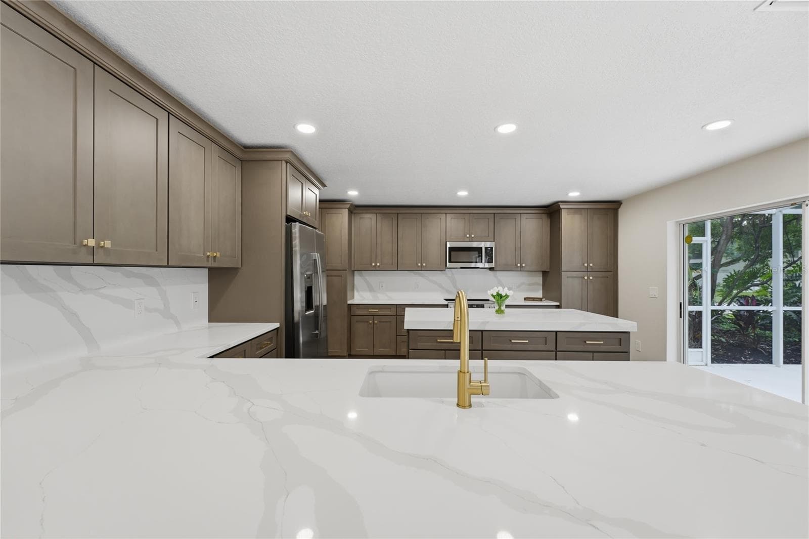 Calacatta quartz countertops - 13044 BELLERIVE LN, ORLANDO