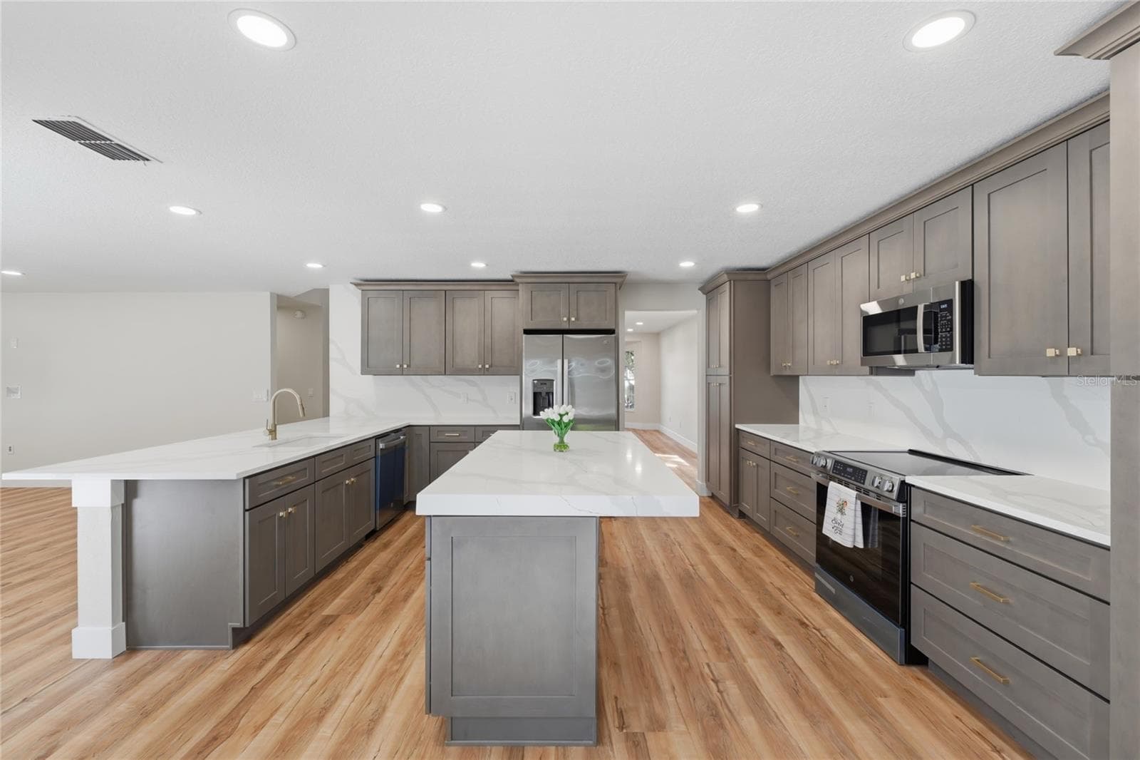 Oversized Island featuring abreakfast bar - 13044 BELLERIVE LN, ORLANDO