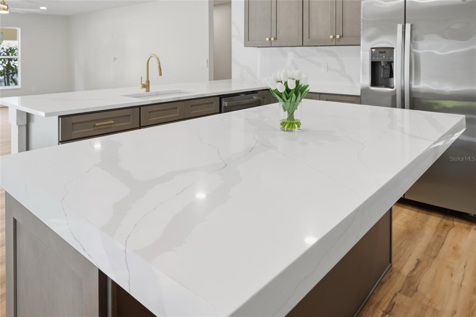 Quartz mitered-edge custom detailing featured on this beautiful island - 13044 BELLERIVE LN, ORLANDO