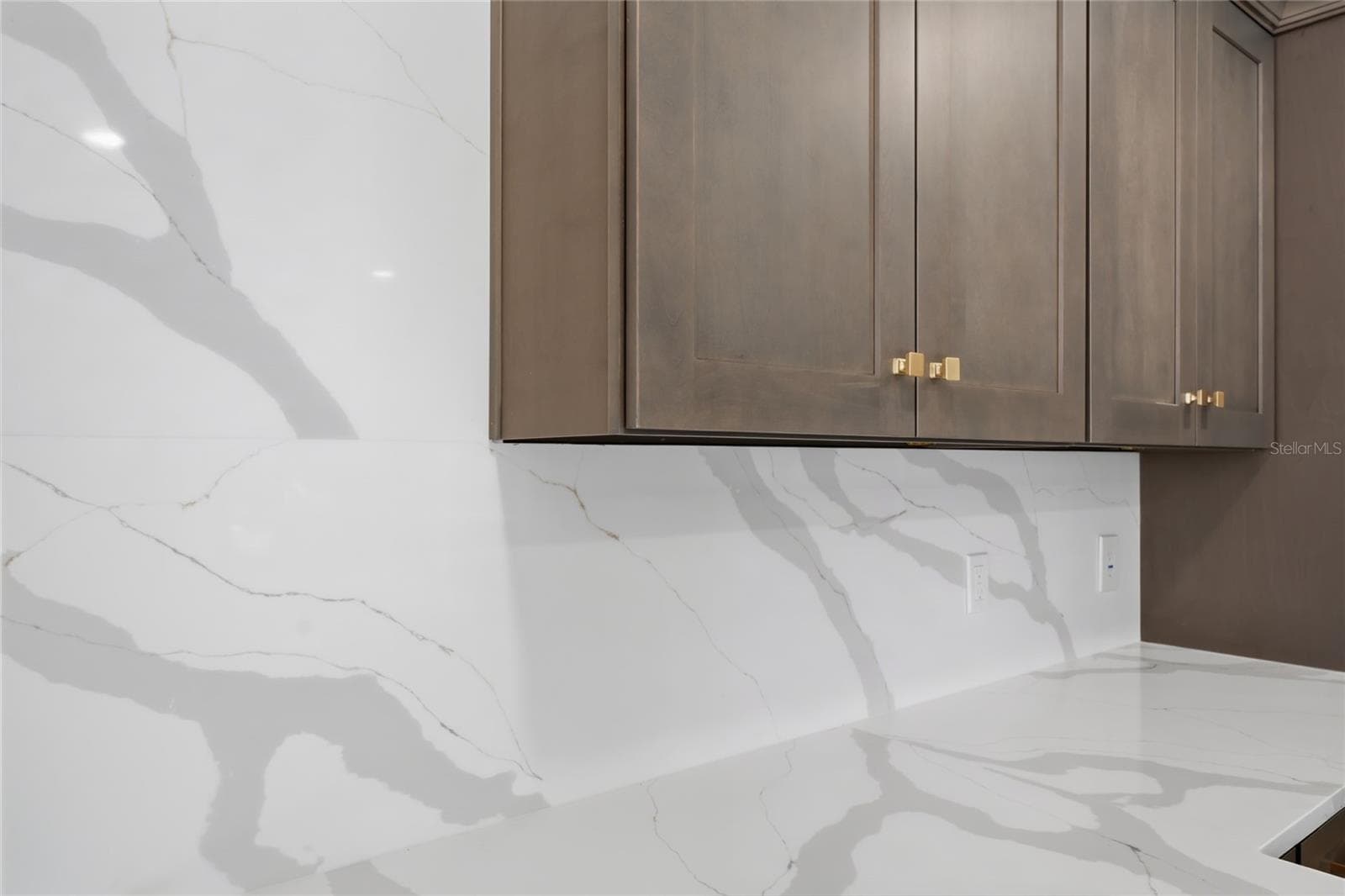 Full-height Calacatta Quartz countersplash - 13044 BELLERIVE LN, ORLANDO