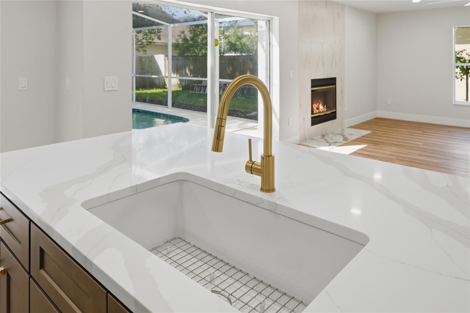 White fireclay undermount sink - 13044 BELLERIVE LN, ORLANDO