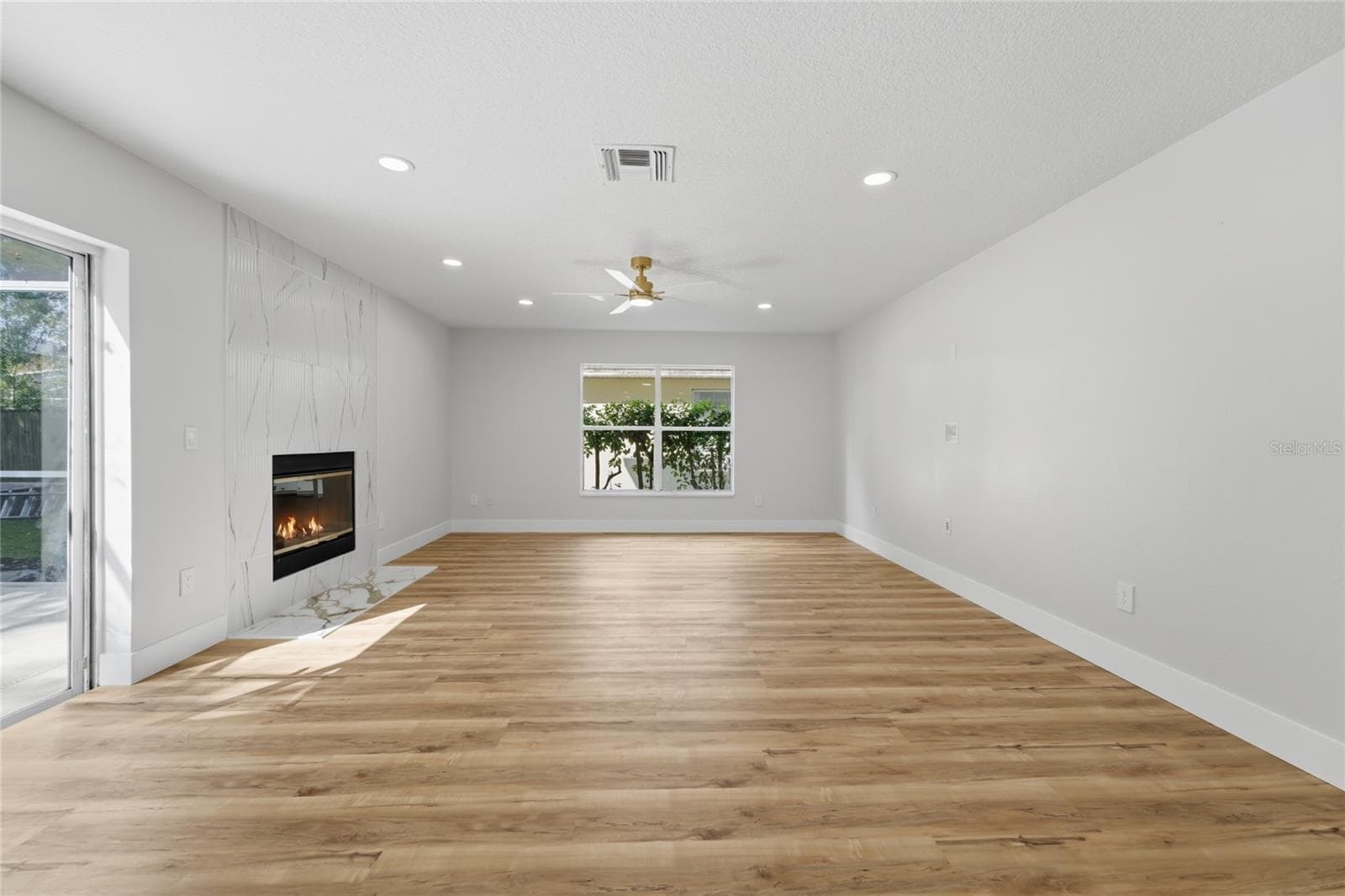 Stunning great room featuring abundant natural light and recessed lighting - 13044 BELLERIVE LN, ORLANDO