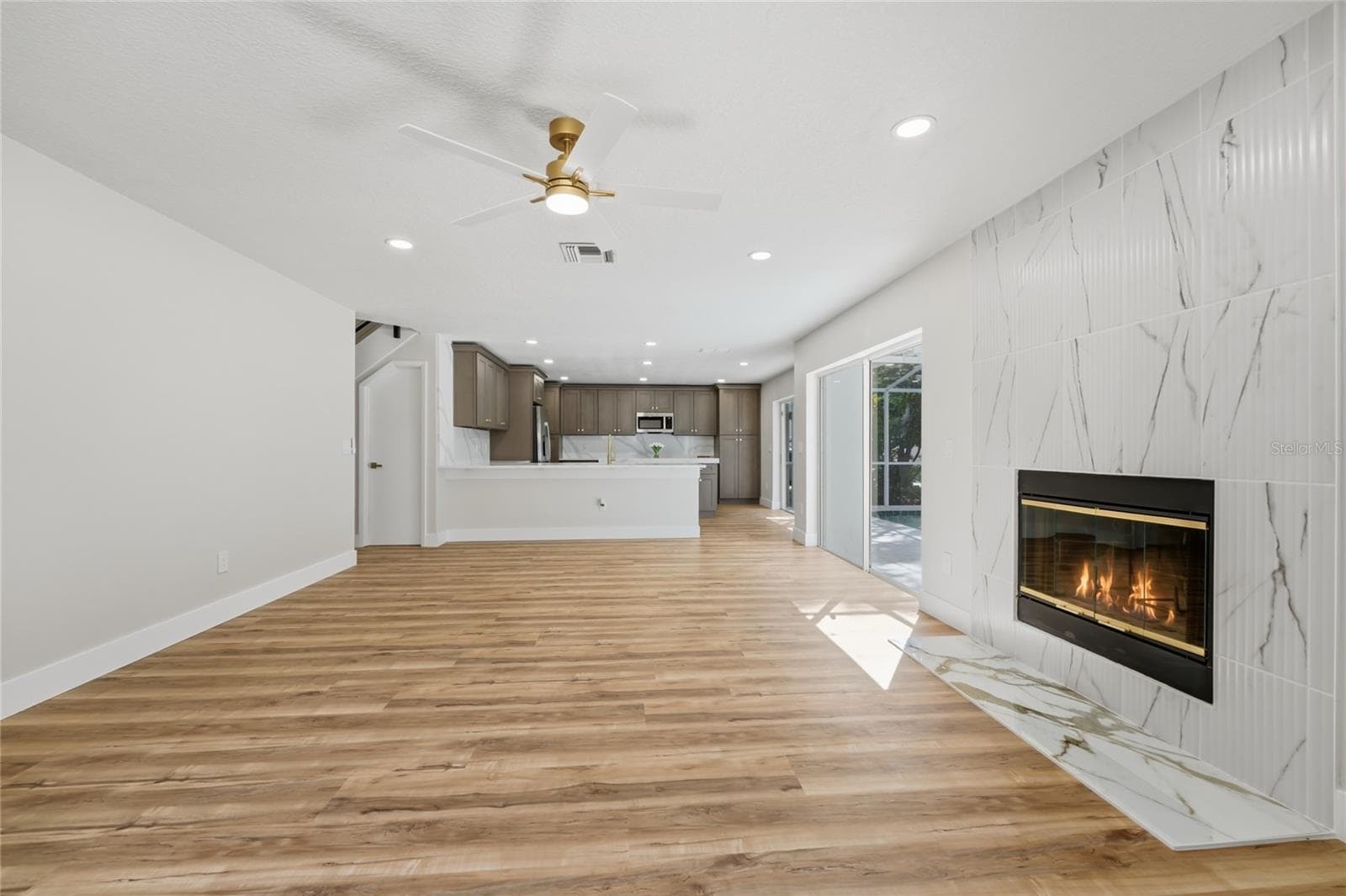 Floor-to-ceiling fluted tile fireplace - 13044 BELLERIVE LN, ORLANDO