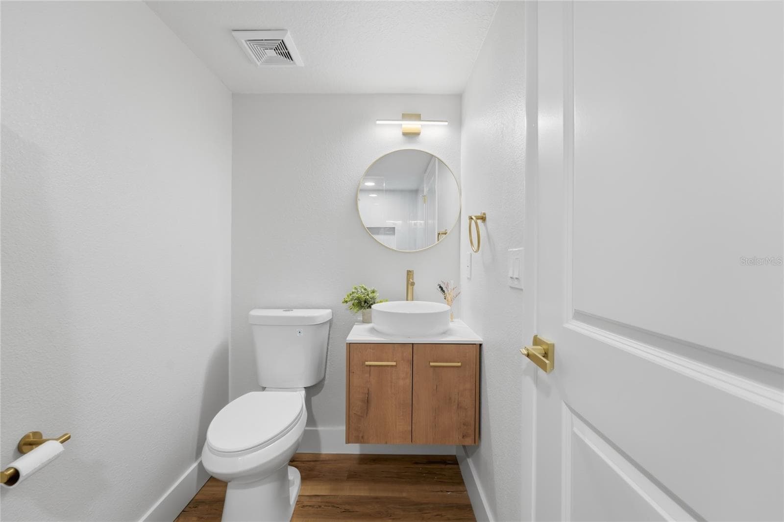 1st floor bathroom featuring a Floating vanity along with upgraded accessories - 13044 BELLERIVE LN, ORLANDO