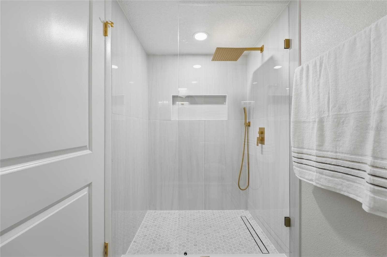 1st Floor bathroom feautring a stunning porcelain-tiled walk-in shower - 13044 BELLERIVE LN, ORLANDO
