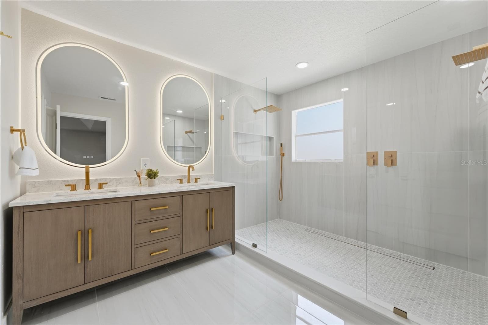 Master spa featuring double vanity with marblecountertop - 13044 BELLERIVE LN, ORLANDO