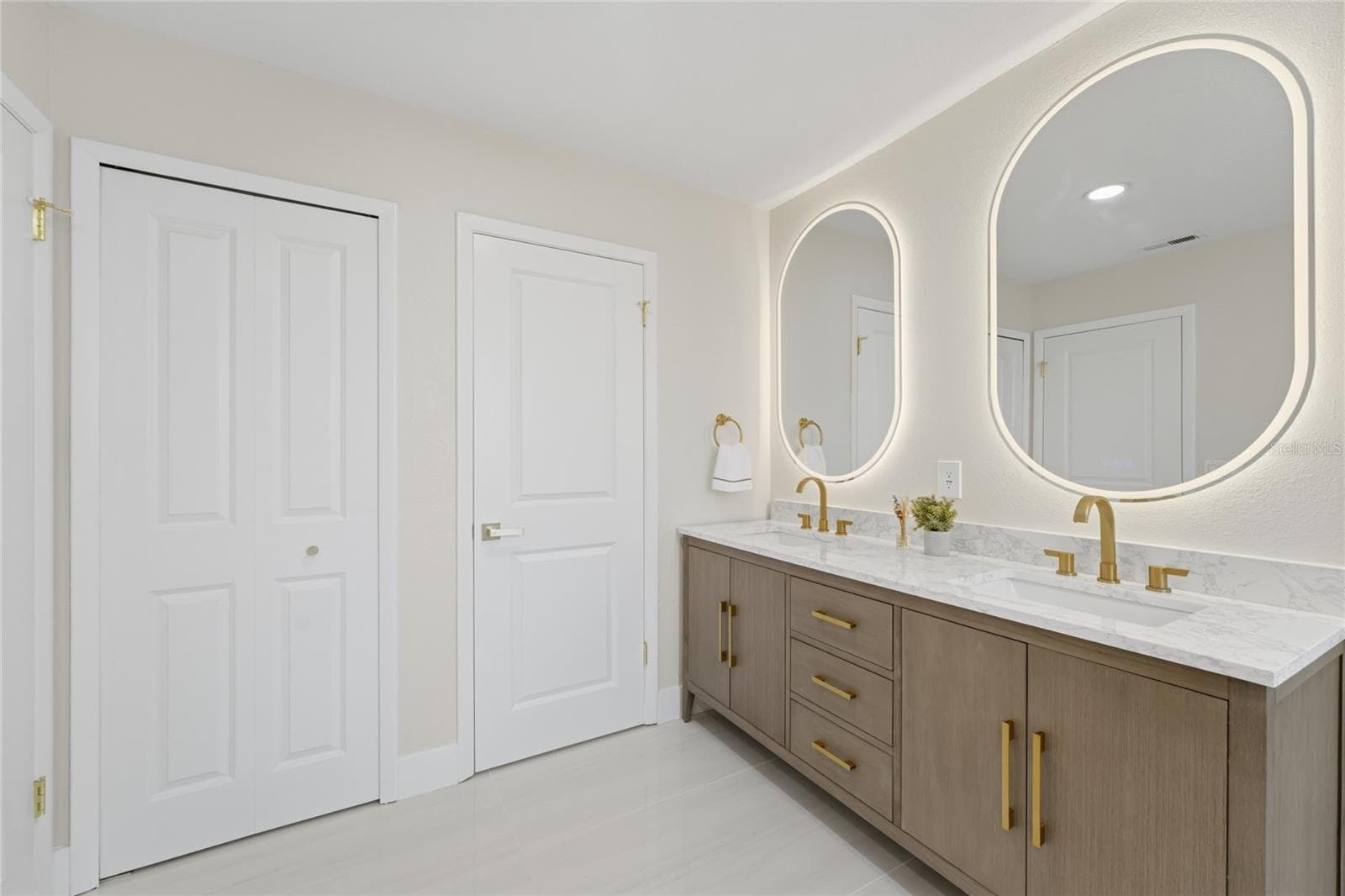 Upgraded frameless LED-lit mirrors - 13044 BELLERIVE LN, ORLANDO