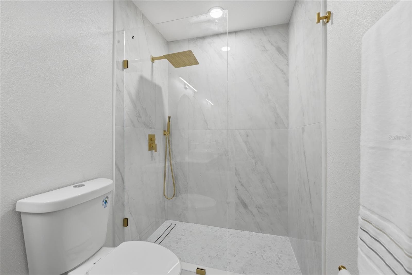 Feauturing a gorgeous porcelain-tiled walk-in shower - 13044 BELLERIVE LN, ORLANDO