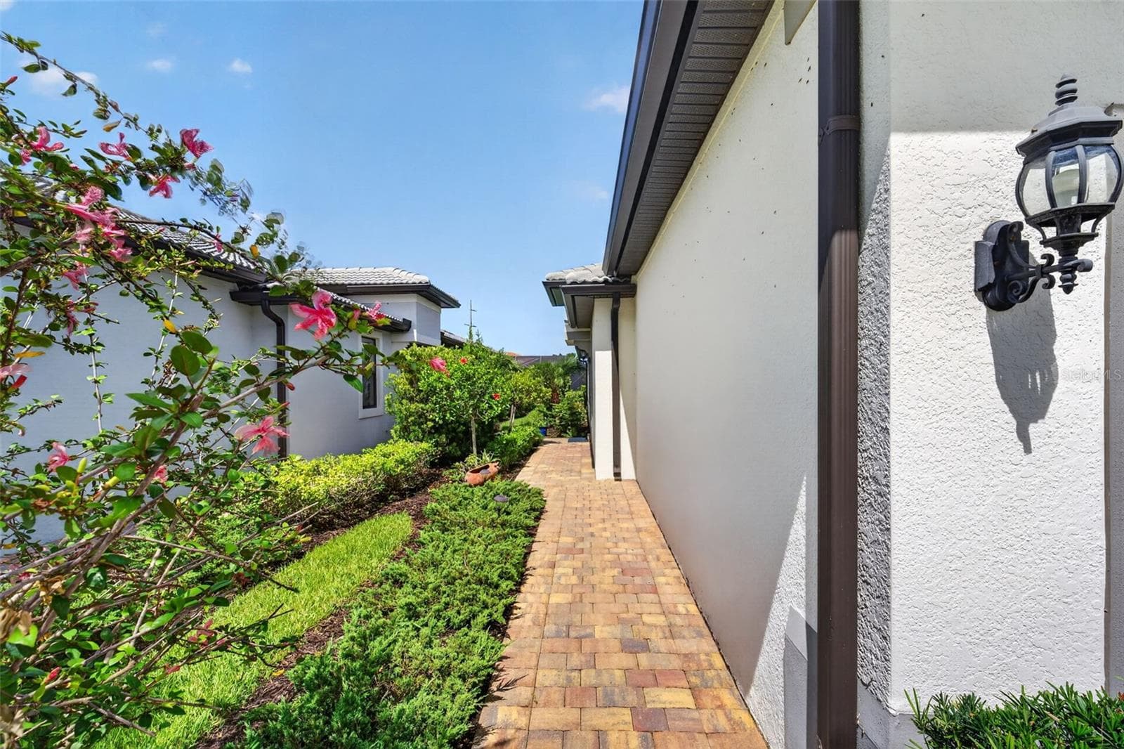 Side walkway - 12287 MYRTLE BAY CT, SARASOTA