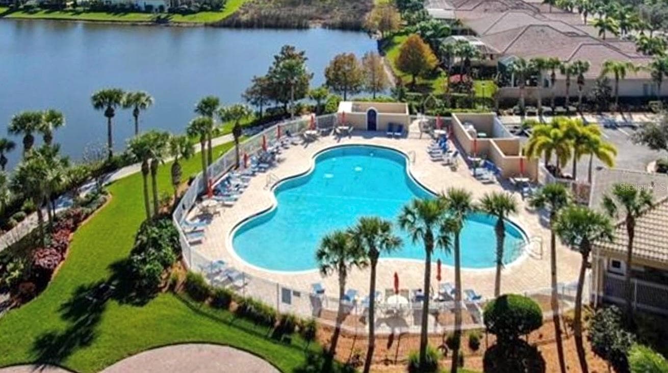Resort-style community pool - 12287 MYRTLE BAY CT, SARASOTA