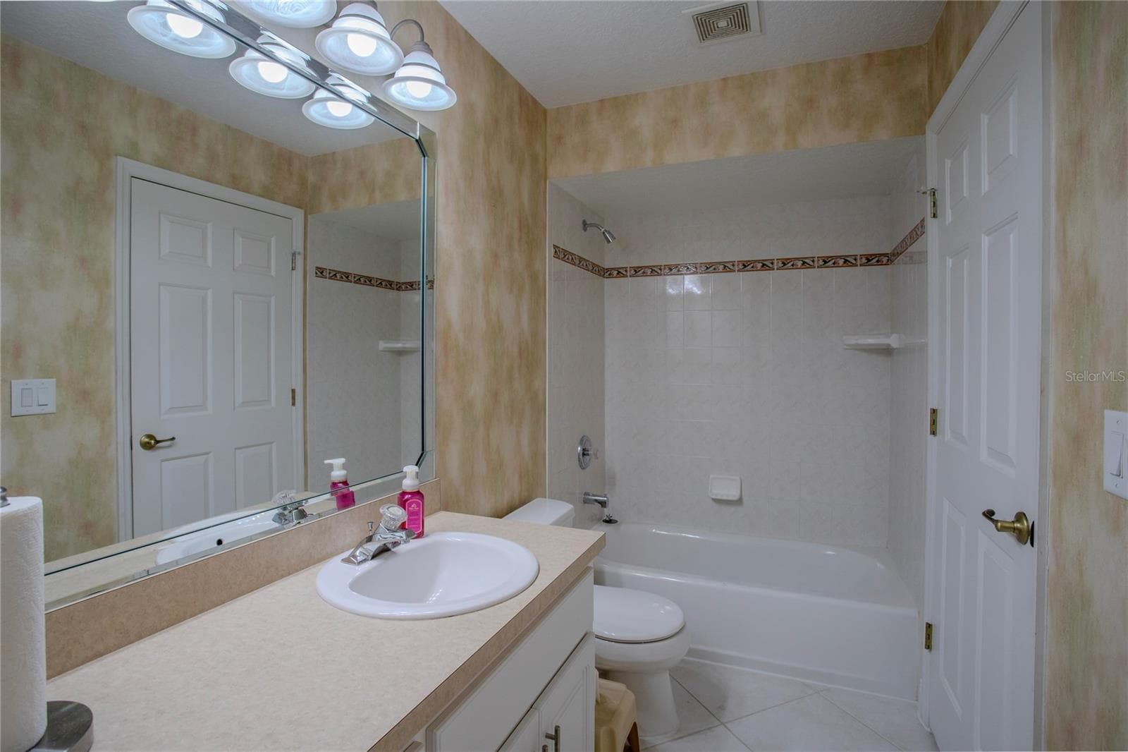 Single Family Residence at 1532 LAKE VILLA DR, TAVARES, photo 17 of 33