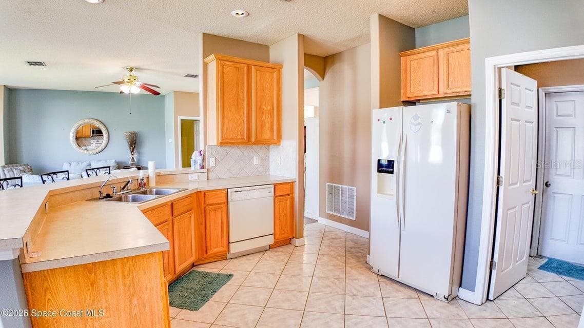 Single Family Residence at 3145 TWISTED OAK LOOP, KISSIMMEE, photo 3 of 21