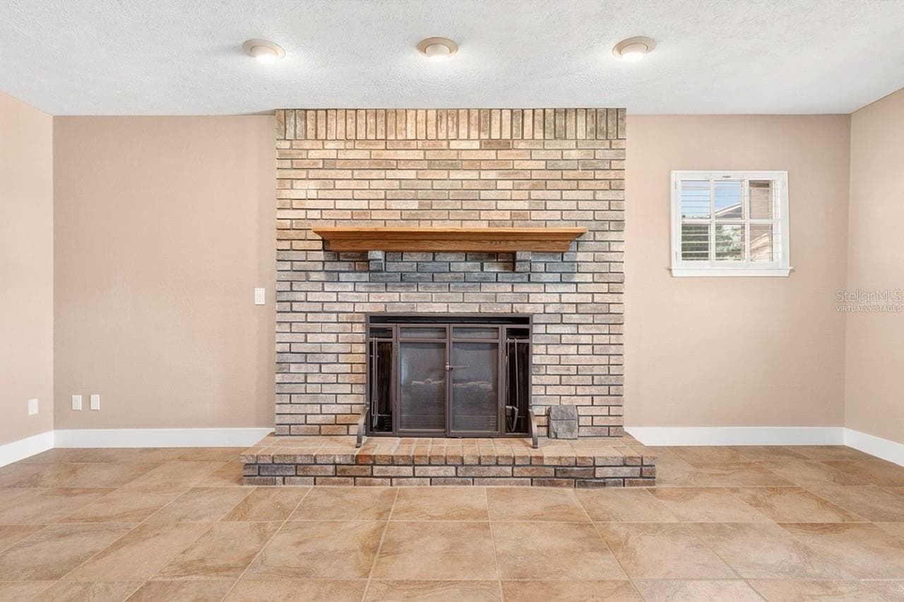 Virtually staged - Gas fireplace - 8699 SE 12TH CT, OCALA