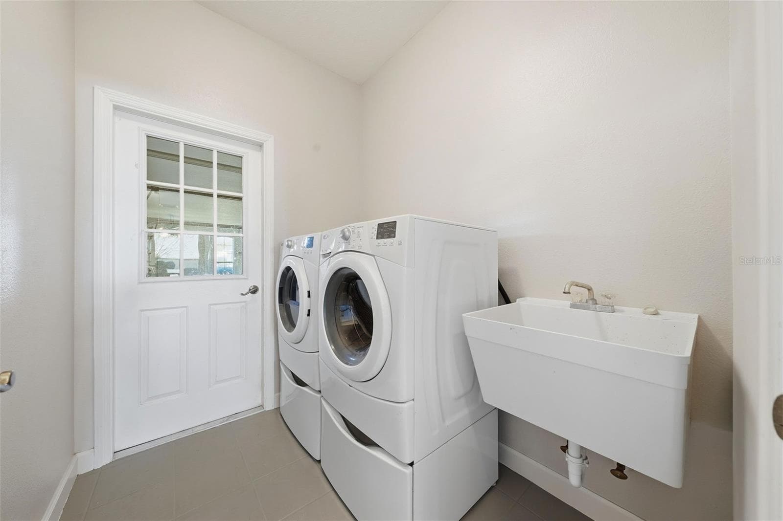 Single Family Residence at 3804 BAYSHORE CIR, TAVARES, photo 33 of 51