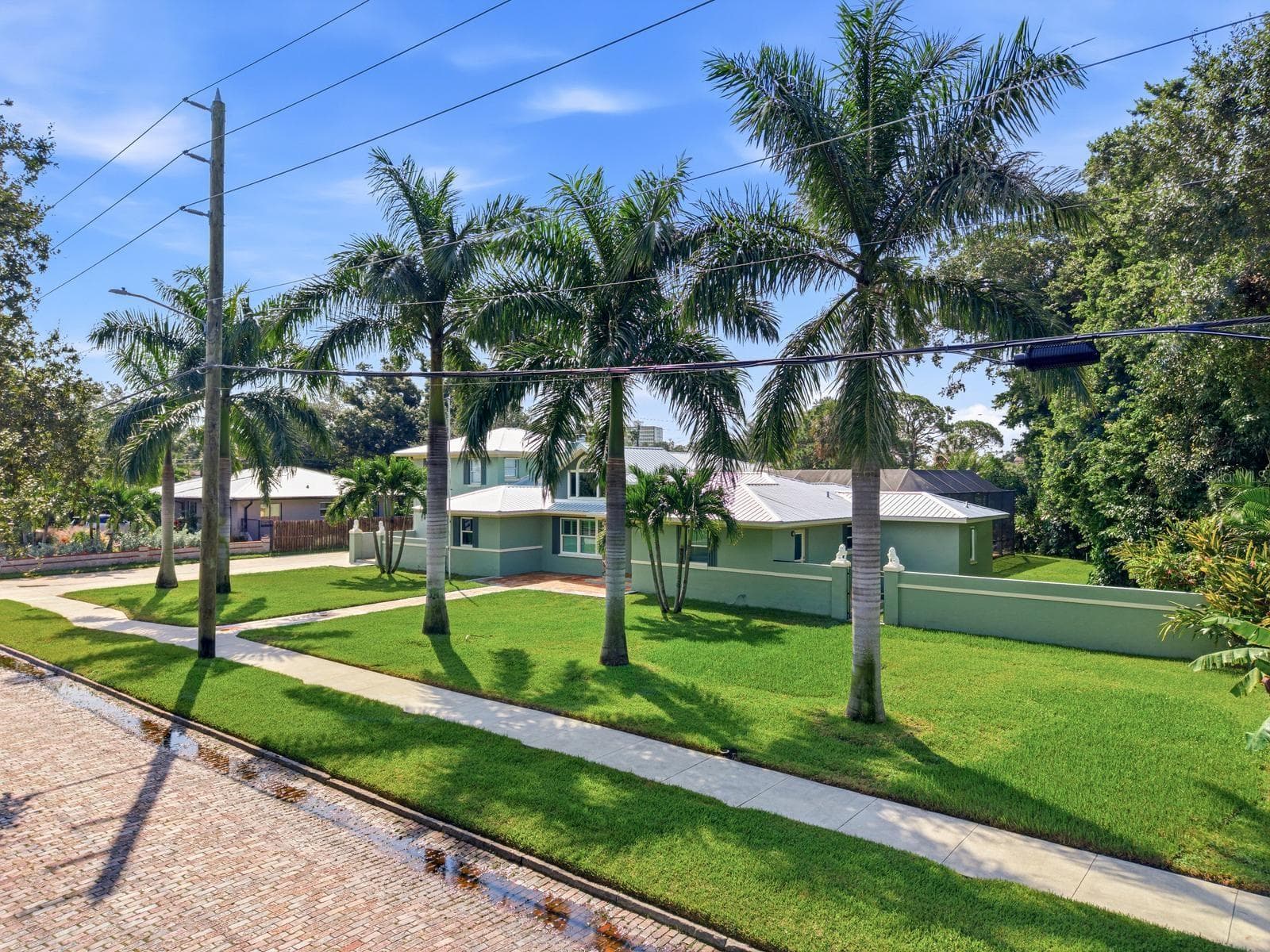 Single Family Residence at 6930 BOUGAINVILLA AVE S, ST PETERSBURG, photo 3 of 87