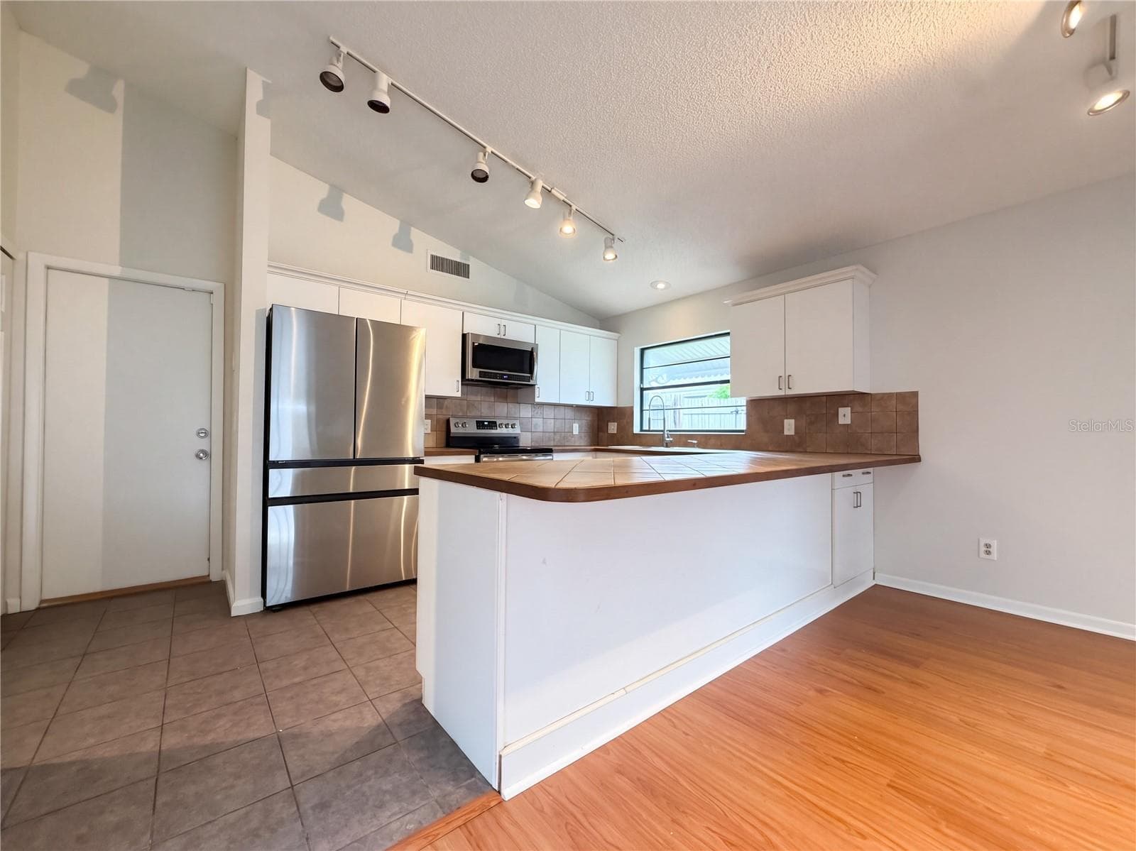 Single Family Residence at 1309 KEEL PL, VALRICO, photo 6 of 27