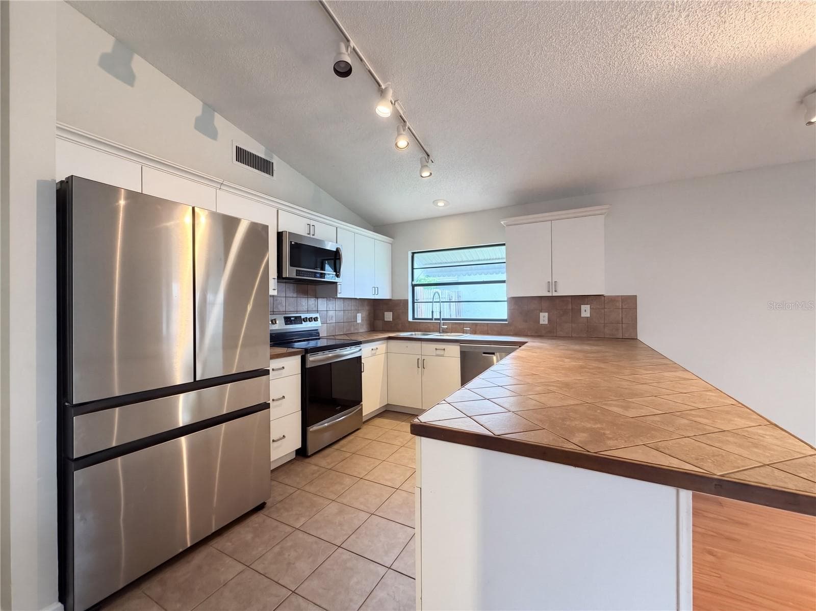 Single Family Residence at 1309 KEEL PL, VALRICO, photo 7 of 27