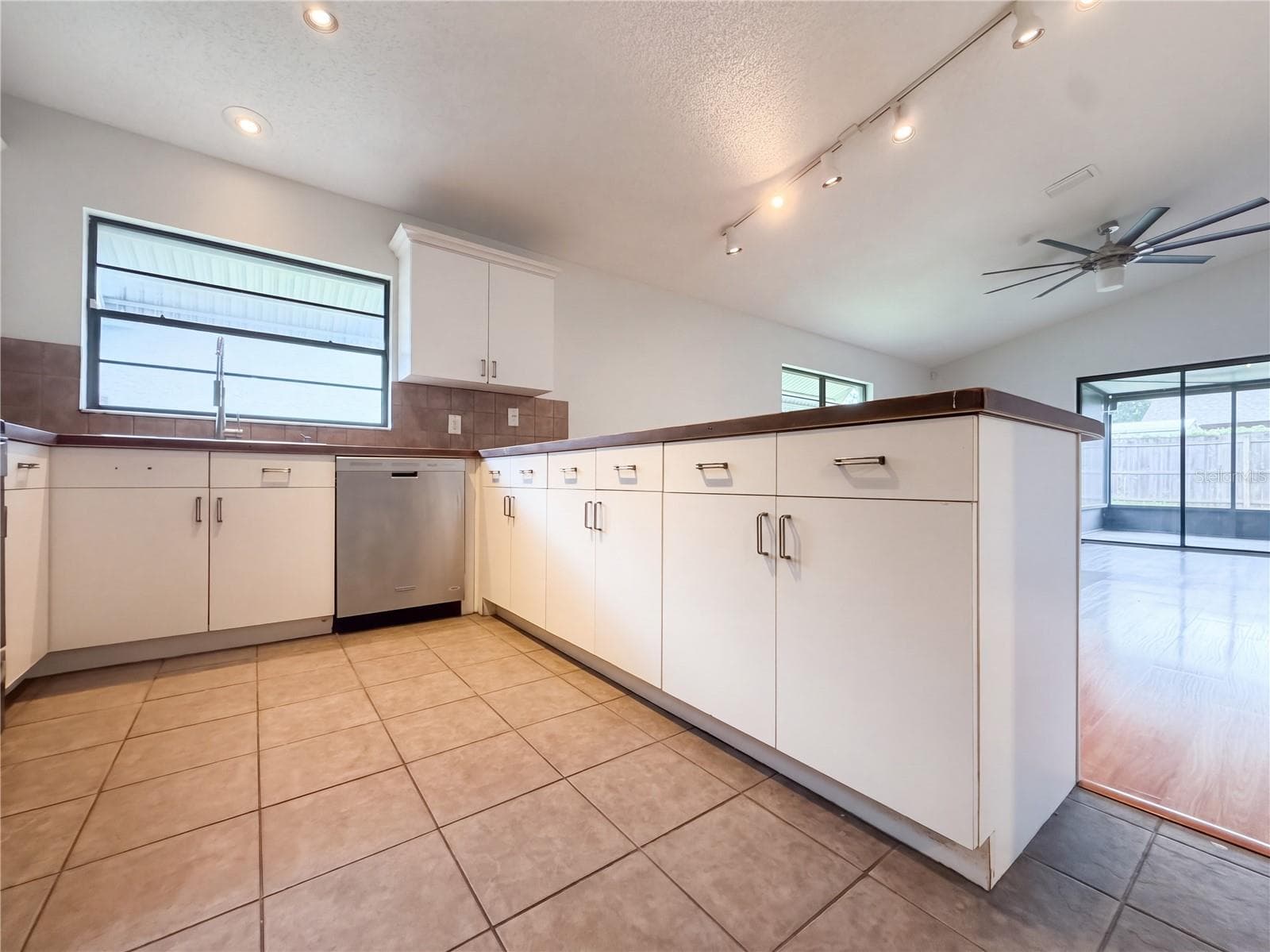 Single Family Residence at 1309 KEEL PL, VALRICO, photo 8 of 27