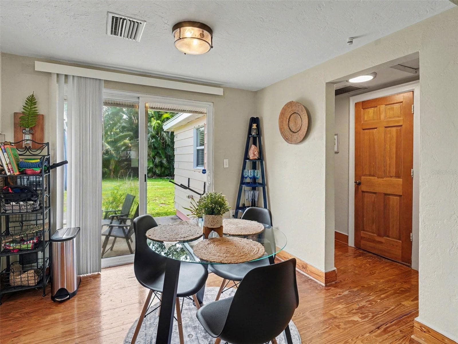Single Family Residence at 3035 HILLVIEW ST, SARASOTA, photo 7 of 22